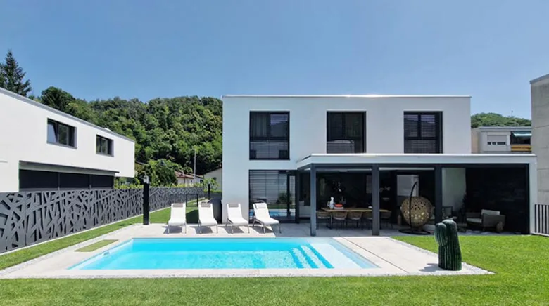 Lamone SK: casa bianca a due piani con piscina e pergolato