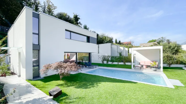 Pianezzo LD: casa bianca con piscina, prato e pergola